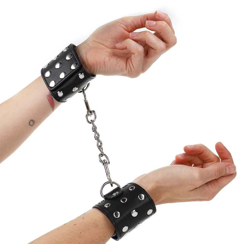 KINK - WRIST RESTRAINTS WITH SNAP CLOSURE FULL OF RIVETS BLACK ADJUSTABLE 19-24 CM X 5.5 CM