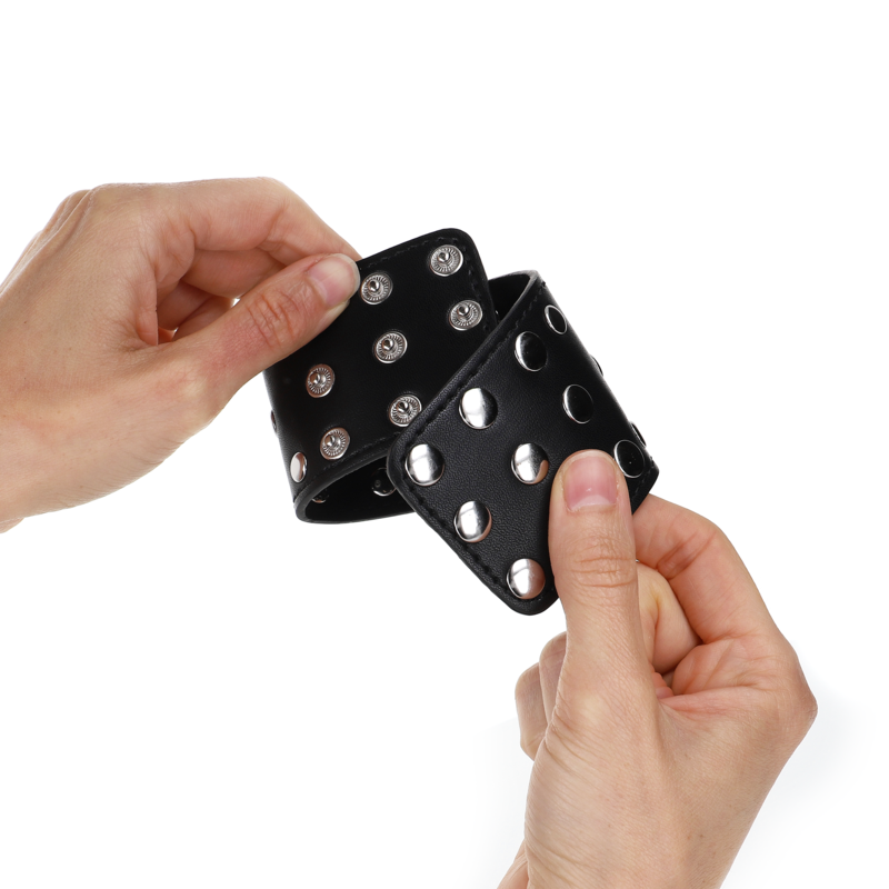KINK - WRIST RESTRAINTS WITH SNAP CLOSURE FULL OF RIVETS BLACK ADJUSTABLE 19-24 CM X 5.5 CM