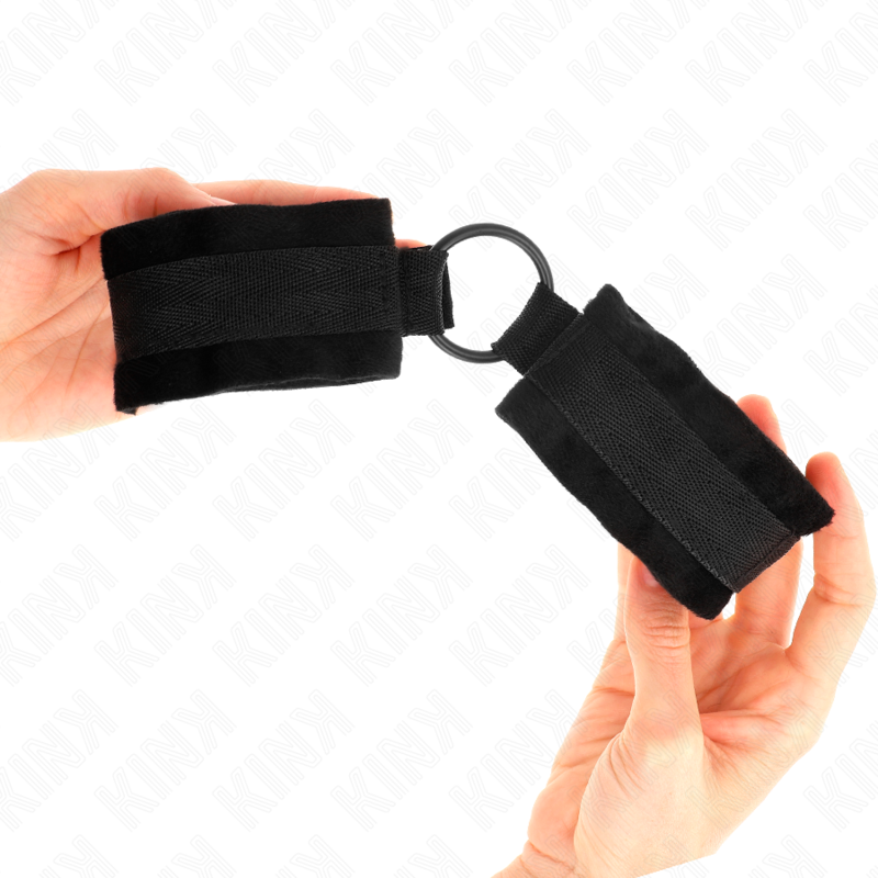 KINK - PUNHOS DE PELE PARA INICIANTES 25 CM COM O-RING 4 CM PRETO AJUSTÁVEL 15-25 CM