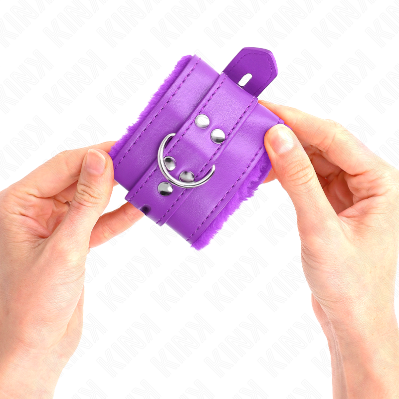 KINK - FUR LINED WRIST RESTRAINTS WITH PURPLE SQUARE HOLES AND ADJUSTABLE PURPLE BELT 17-29 CM X 6 CM